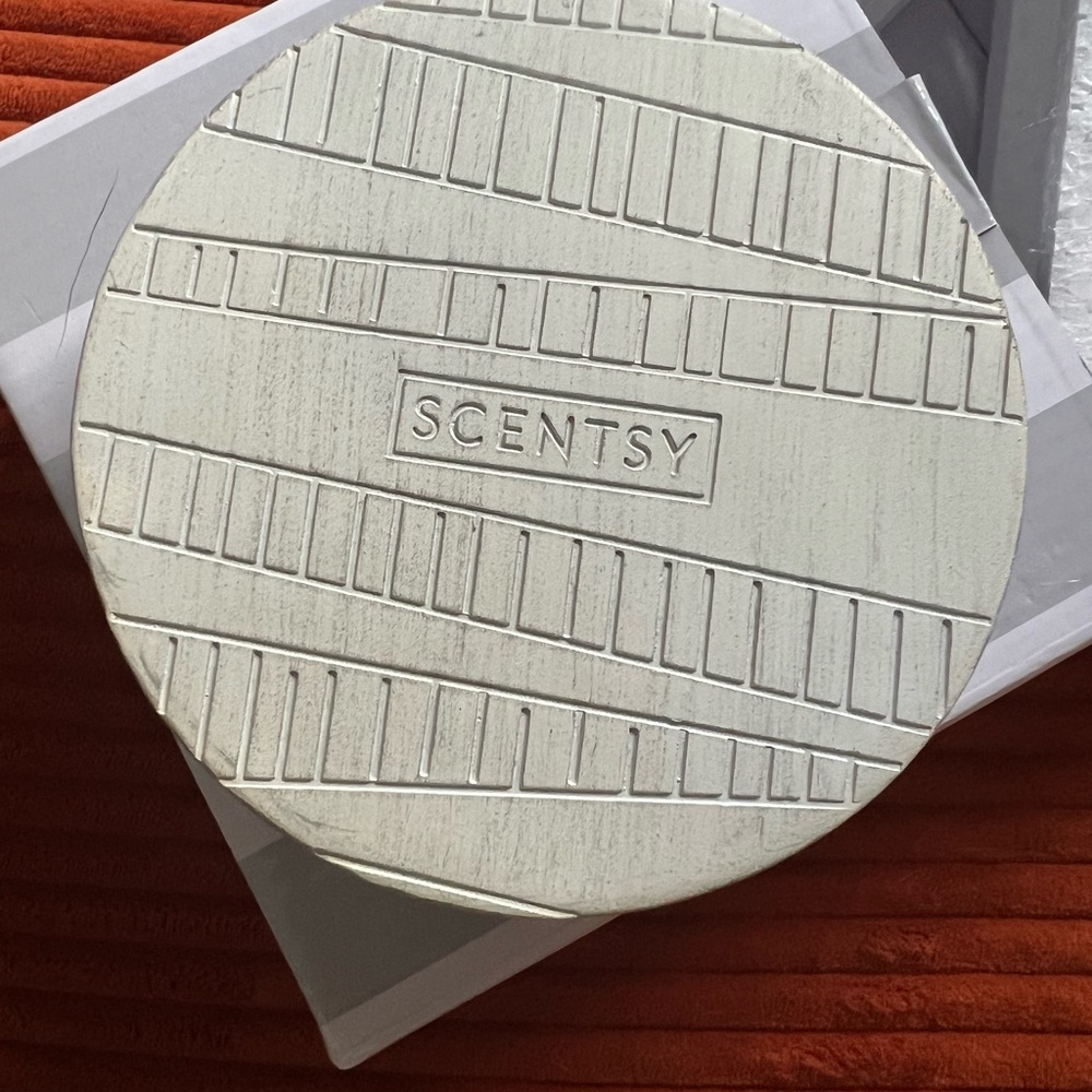 NIB Scentsy Tracks Warmer Stand